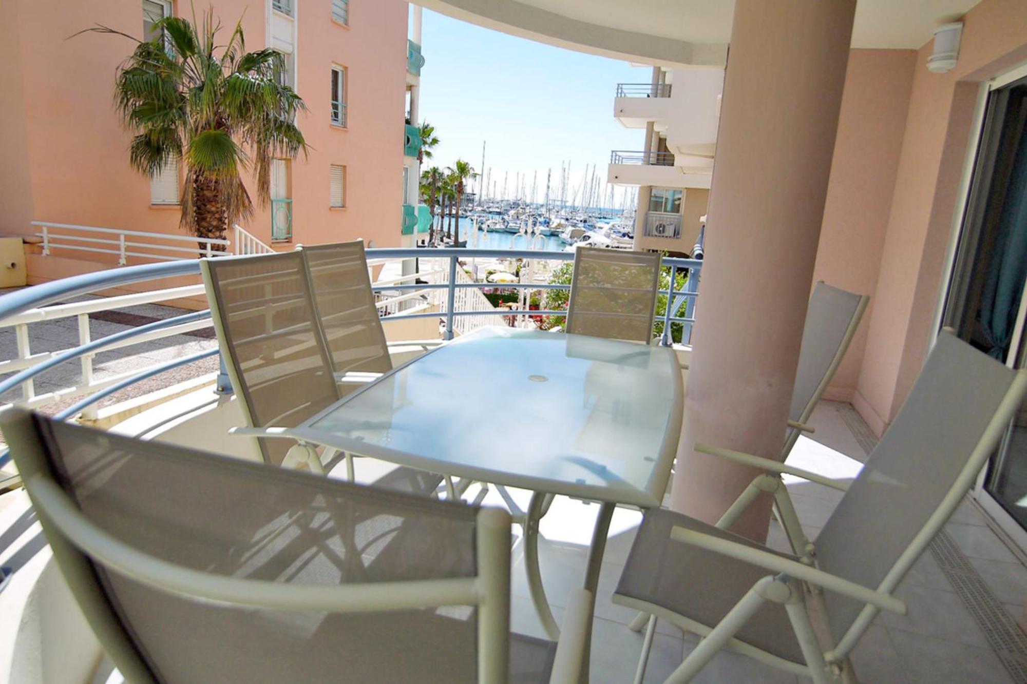 Modern With Terrace And 5 Min Away Frejus